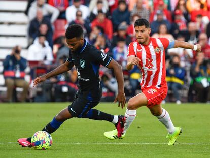 ALMERÍA, 15/01/2023.- El centrocampista francés del Atlético de Madrid Thomas Lemar (i) pugna por el balón con Lucas Robertone (d), centrocampista argentino del Almería, durante el encuentro que UD Almería y Atlético de Madrid disputan este domingo en el Power Horse Stadium de Almería. EFE/ Carlos Barba
