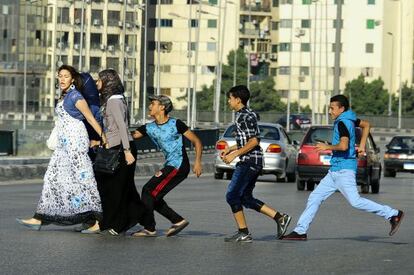 Tres chicos persiguen, tocan y acosan sexualmente a unas jóvenes que cruzan la calle en El Cairo, el 20 de agosto.