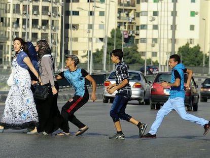 Tres chicos persiguen, tocan y acosan sexualmente a unas jóvenes que cruzan la calle en El Cairo, el 20 de agosto.