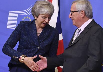 Juncker saluda a May el pasado noviembre en Bruselas.