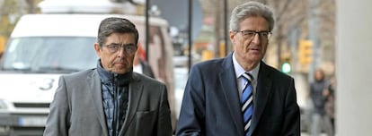 Juan Elizaga (izquierda) y Pedro Buenaventura, directivos de Ferrovial durante los hechos juzgados en el 'caso Palau', llegan a la Audiencia Provincial de Barcelona.