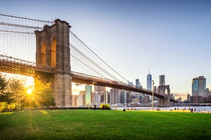 Vista del puente de Brooklyn y el Lower Manhattan al atardecer desde el Brooklyn Bridge Park.