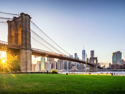 Vista del puente de Brooklyn y el Lower Manhattan al atardecer desde el Brooklyn Bridge Park.