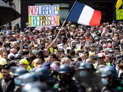 Manifestantes contra o passaporte covid-19 em Paris, neste sábado.