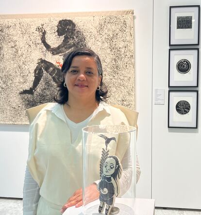 La artista hondureña, Johanna Montero Matamoros, en su exposición en Madrid, en junio de 2023