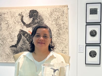 La artista hondureña, Johanna Montero Matamoros, en su exposición en Madrid, en junio de 2023