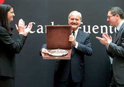 Carlos Fuentes, entre la consejera Alicia Moreno y Alberto Ruiz-Gallardón.