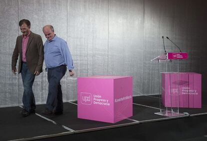 El candidato a la presidencia de la Junta de Andaluc&iacute;a por UPyD, Mart&iacute;n de la Herr&aacute;n, a la izquierda, acompa&ntilde;ado por el n&uacute;mero dos de su partido, Carlos Martinez durante su intervenci&oacute;n esta noche en M&aacute;laga, tras conocer los resultados de las elecciones auton&oacute;micas de Andaluc&iacute;a.