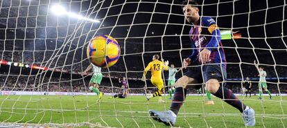 Lionel Messi marca un gol al Real Betis Balompié la pasada temporada.