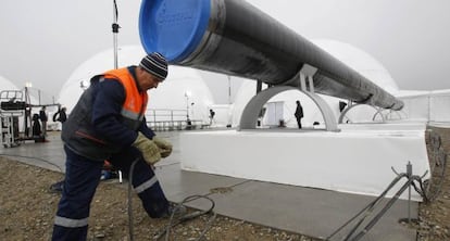 Un trabajador del gasoducto, antes de la inauguración.