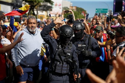 Unos policías del Comando Motorizado irrumpen en un mitin de María Corina Machado, el pasado 9 de enero en Caracas.