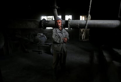 Un trabajador toma un descanso en la fábrica de cemento de Jabal Saraj en Jabal Saraj, al norte de Kabul, Afganistán.