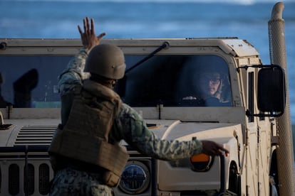 Un infante de Marina de Estados Unidos guía un vehículo militar durante unas maniobras en Arroyo (Puerto Rico)