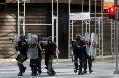 PMs e manifestantes se enfrentaram durante protesto contra medidas de austeridade.