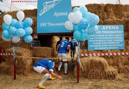 El estadio fue construido por el granjero Román Ponomariov en el sur de Rusia, en la región de Stávropol. En la imagen, un grupo de futbolistas entra en el estadio.