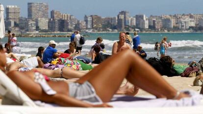 Turistas en la playa de El Postiguet (Alicante).