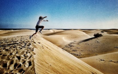 Un niño salta las dunas de Maspalomas, al sur de Gran Canaria.