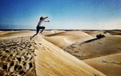 Un ni&ntilde;o salta las dunas de Maspalomas, al sur de Gran Canaria. 