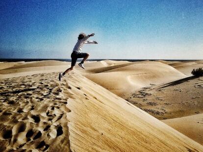 Un ni&ntilde;o salta las dunas de Maspalomas, al sur de Gran Canaria. 