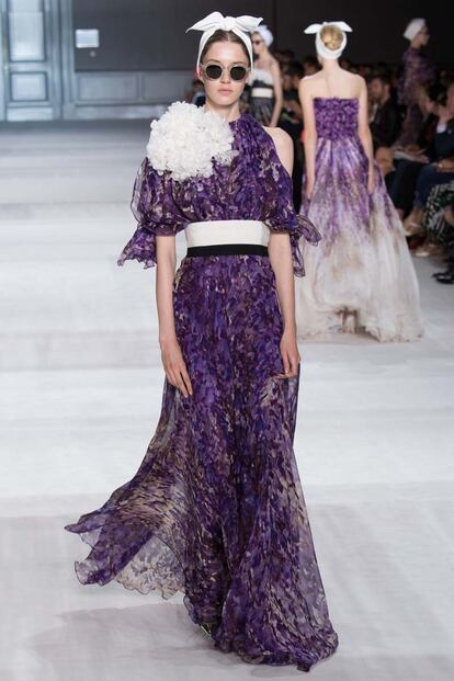 Giambattista Valli apuesta por la feminidad de rayas y flores