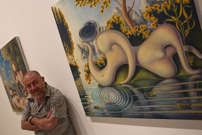 Guillermo Pérez Villalta, junto a su obra <b><i>Las lágrimas de Narciso</b></i>, en el Centro de Arte Contemporáneo de Málaga.