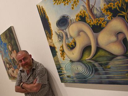 Guillermo Pérez Villalta, junto a su obra <b><i>Las lágrimas de Narciso</b></i>, en el Centro de Arte Contemporáneo de Málaga.