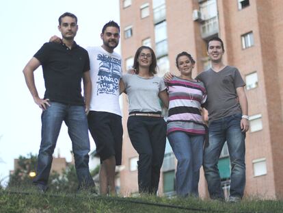 Algunos de los militantes de Móstoles que participarán en las primarias. De izquierda a derecha: Sergio Gil, Nicolás Barrera, Noelia Posse, Verónica Díaz y David Muñoz.