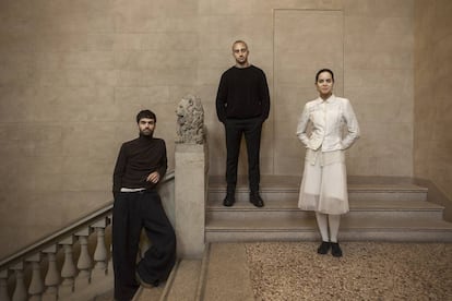 De izquierda a derecha, Brais Vilasó, Óscar Escobar y Claudia Girbau,
en Villa Reale, Milán.