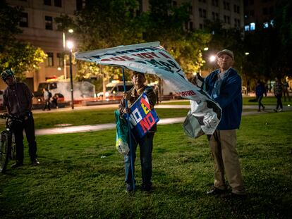 Partidarios del movimiento En Contra celebran después del rechazo del referéndum constitucional en Santiago, Chile, en diciembre de 2023.