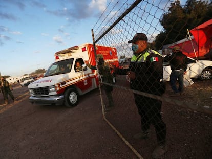 Una ambulancia sale del mercado de San Pablito en Tultepec. 