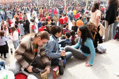 Unos 2.000 estudiantes participan en un <i>botellón</i> celebrado en el campus universitario de Valladolid.