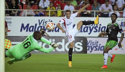 Deulofeu, amb el Sevilla, xuta davant del porter del Feyenoord.