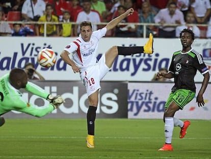 Deulofeu, con el Sevilla, chuta ante el portero del Feyenoord.