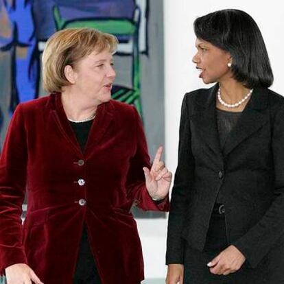 Angela Merkel charla con Condoleezza Rice ayer en Berlín.