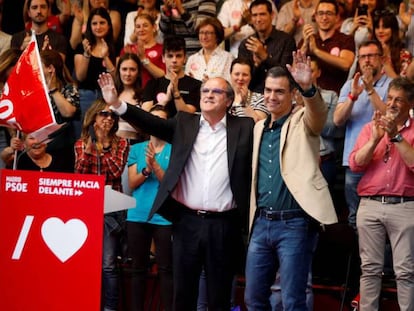 Acting PM Pedro Sánchez supports the Socialist nominee to the Madrid region, Ángel Gabilondo.