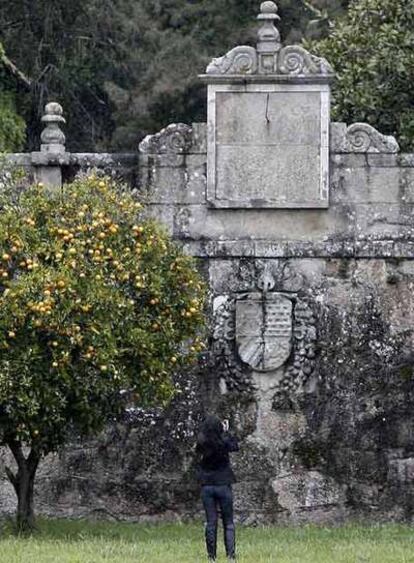 Uno de los técnicos de la Xunta toma una fotografía del pazo de Meirás