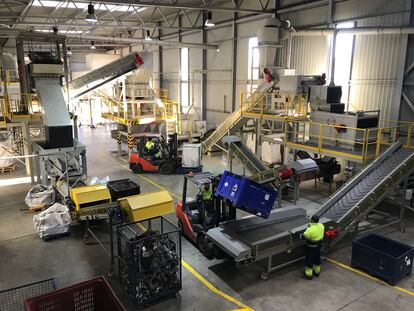 La planta de transformación de residuos de aparatos eléctricos y electrónicos (RAEE) que tiene Recycling4All en Campo Real (Madrid).
