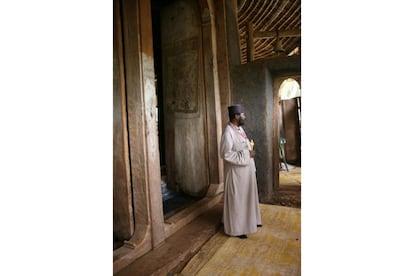 Un sacerdote de la iglesia de Azna Mariam, en la isla de Zegah.