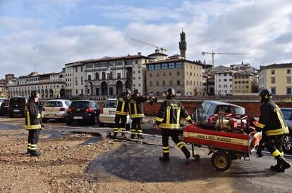El socavón de 200 metros de largo se encuentra el llamado Lungarno Torrigiani, la calle que costea el río entre el Puente Viejo y el Puente de las Gracias y al otro lado de la orilla del Arno se sitúa La Galleria degli Uffizi. En la imagen, un bombero trabaja en el rescate de varios vehículos.