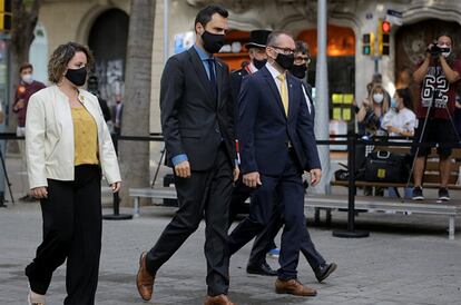 Roger Torrent, y los miembros de la Mesa de la Cámara Rut Ribas (ERC), Josep Costa (JxCat) y David Pérez (PSC), en la ofrenda floral en el monumento de Rafael Casanova con motivo de la Diada. Torrent, ha asegurado que se mantiene el “espíritu reivindicativo, aunque se trate de una Diada anómala” y ha recordado que es el tercer año que se celebra el 11 de septiembre con “presos y exiliados”, por lo que ha pedido al Gobierno que afronte el problema, pese a las presiones de la “derecha extrema y la extrema derecha”.