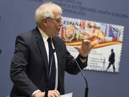 Josep Borrell presenta el sello conmemorativo de la carrera diplomática española este lunes en Madrid.