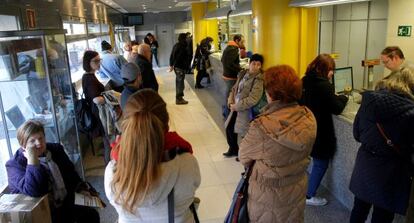 Colas en una oficina de Correos de Madrid el pasado jueves.