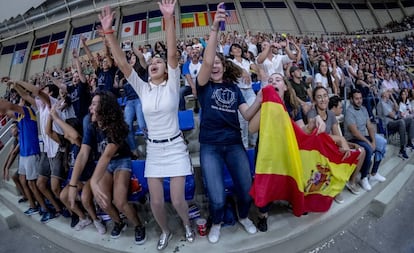 Aficionadas de España en el pabellón Santiago Martín