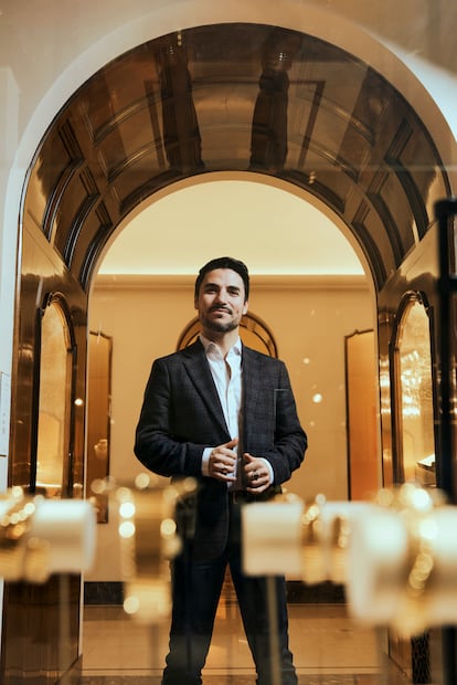 Gislain Aucremanne, director de Patrimonio y responsable de conservar y organizar los archivos de Bulgari en la tienda de la calle Condotti.