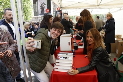 La escritora María Dueñas posa para una foto mientras firma ejemplares de sus libros en el Paseo de Gràcia.