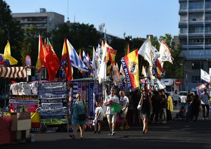 Aficionados a las puertas del estadio.