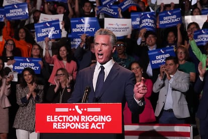 El Gobernador de California, Gavin Newsom, durante su rueda de prensa, este jueves en Los Ángeles. 