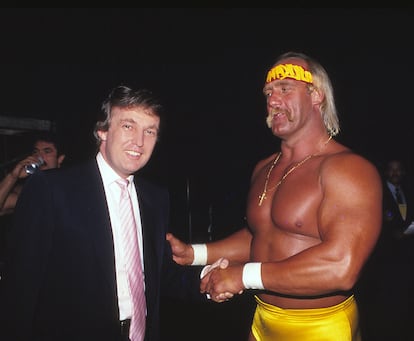 El empresario Donald Trump y el campeón mundial de lucha libre Hulk Hogan en WrestleMania VI, en el Convention Hall de Atlantic City, Nueva Jersey, el 29 de marzo de 1987.