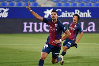 Rafa Mir celebra el segundo gol del Huesca al Numancia.