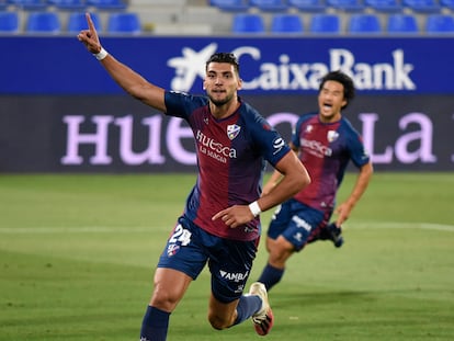 Rafa Mir celebra el segundo gol del Huesca al Numancia.